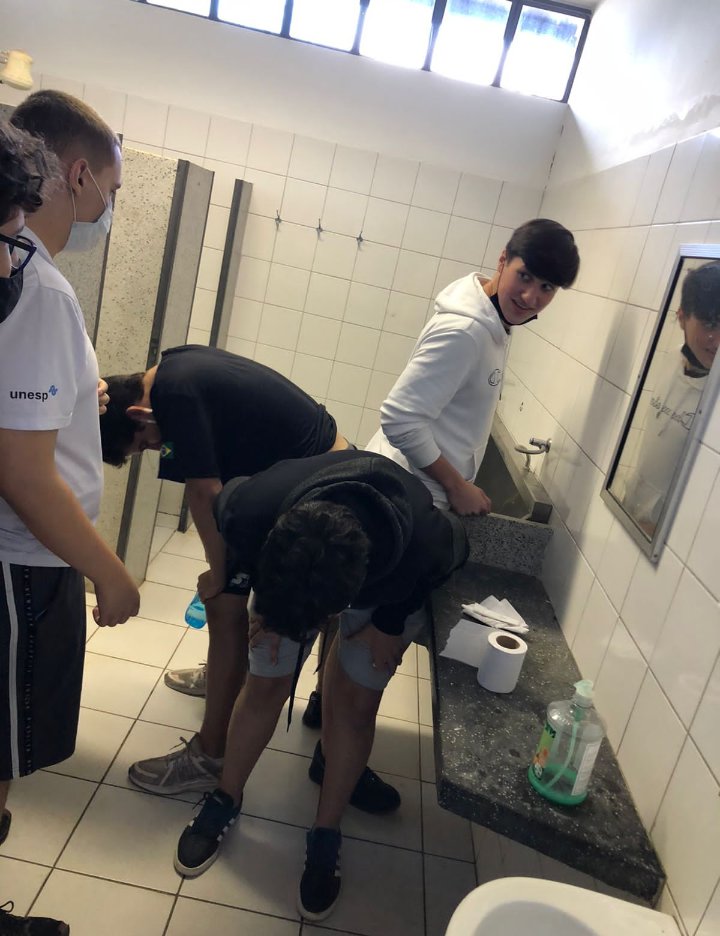 TabernaOffCont's tweet photo. Pq vc não vai no banheiro no intervalo??
Banheiro: https://t.co/mbY7LKXxIO