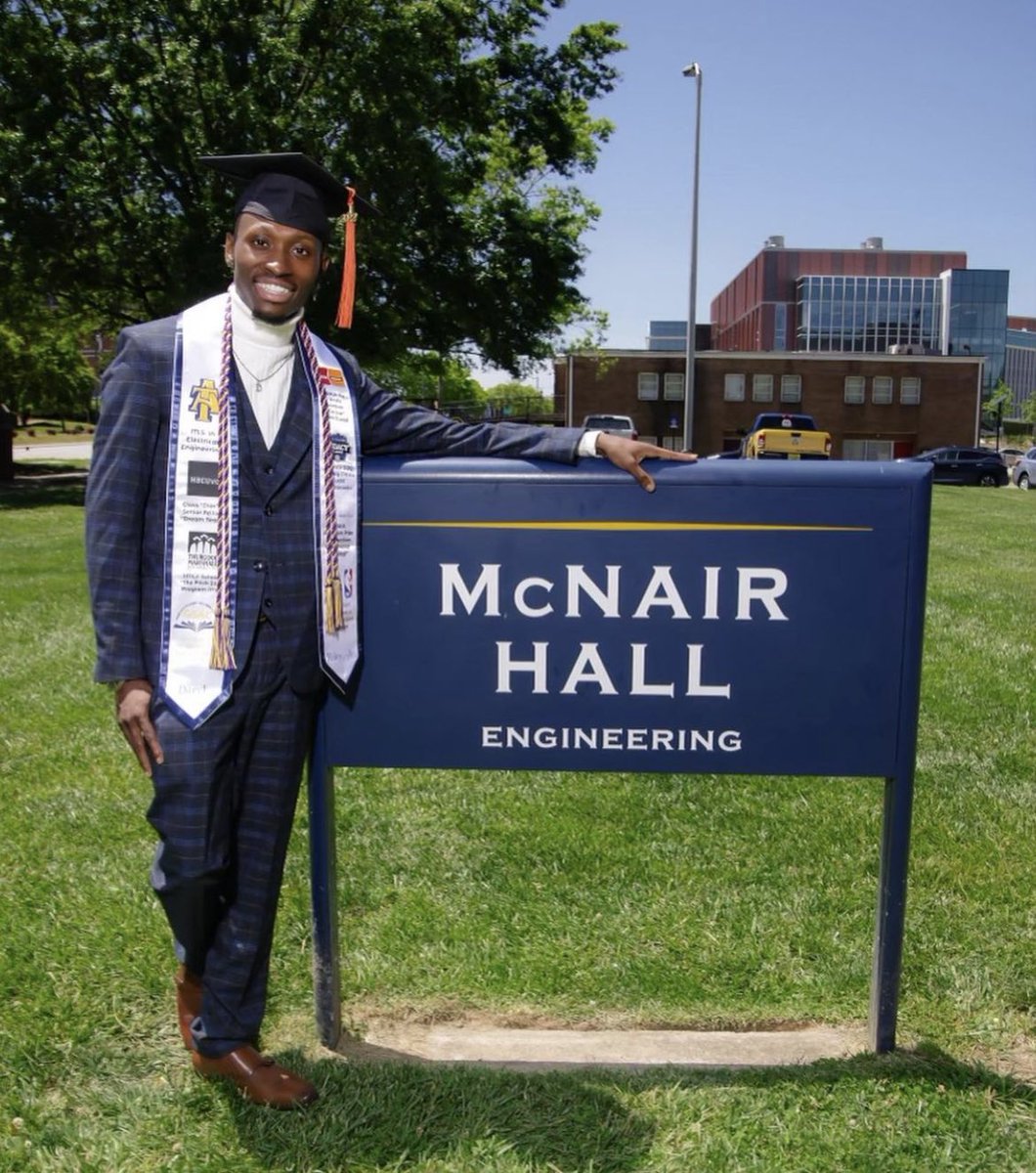 BlackCollegeExp's tweet photo. 2021 @BlackCollegeExp scholarship recipient @_DRJR_ is graduating with his Masters from @ncatsuaggies at this moment!
Out of 11 scholarship recipients, 4 have now graduated ๐ฅณ #2xhbcugrad #blackcollegeexperience ๐๐๐ https://t.co/sLWBgiUVLv