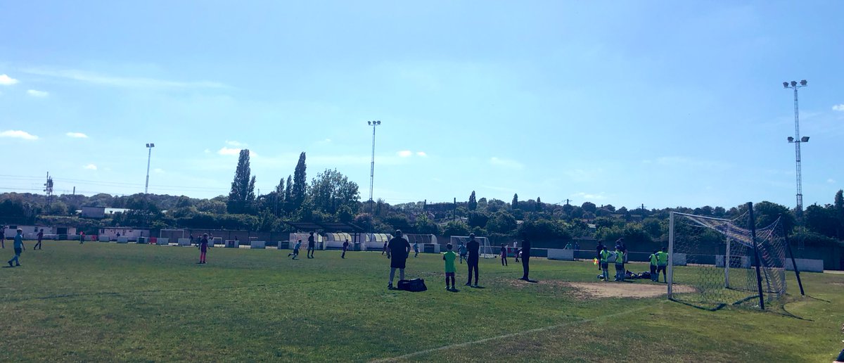 louise84_amy's tweet photo. Massive U10 Cup Final today for @WoodleyUtdYFC U10 Kestrels v Henley Lions, let’s go boys!!!Supporting school friends 🥳⚽️🏆🌞#bydl #berksfootball #grassrootsfootball https://t.co/hKFLBXPGwL