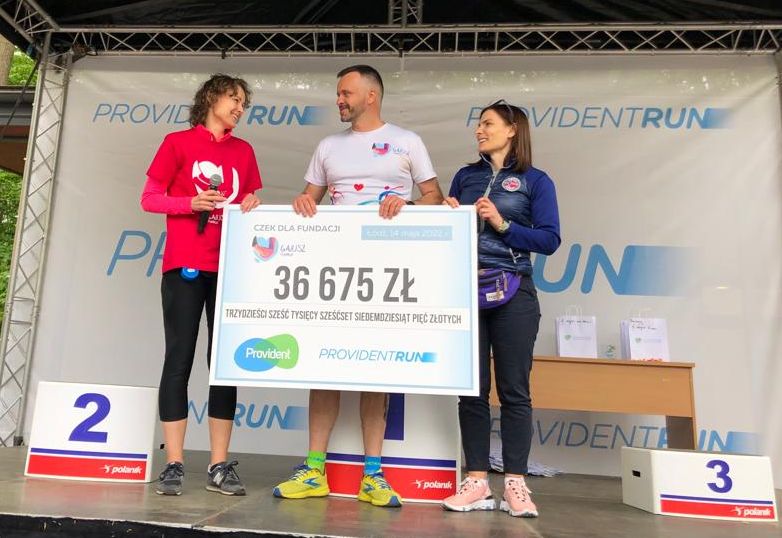 Provident_PL's tweet photo. #ProvidentRun No i dobiegli! Ba, mamy nawet nowy REKORD TRASY!💪Zwycięzcy zajmują zasłużone podium 🏅🏆 Gratulacje! 👏👏
Ale tak naprawdę wygrywamy wszyscy, bo biegliśmy, aby wspomóc @FundacjaGAJUSZ 🦩 Czek przekazuje Radek Kacprzak - pomysłodawca biegu i "kierownik zamieszania" https://t.co/vIq6DwCw0X