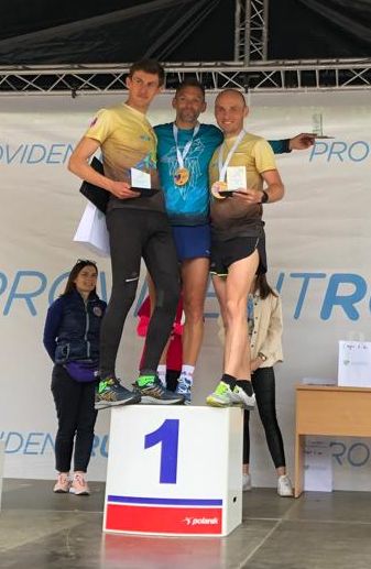 Provident_PL's tweet photo. #ProvidentRun No i dobiegli! Ba, mamy nawet nowy REKORD TRASY!💪Zwycięzcy zajmują zasłużone podium 🏅🏆 Gratulacje! 👏👏
Ale tak naprawdę wygrywamy wszyscy, bo biegliśmy, aby wspomóc @FundacjaGAJUSZ 🦩 Czek przekazuje Radek Kacprzak - pomysłodawca biegu i "kierownik zamieszania" https://t.co/vIq6DwCw0X