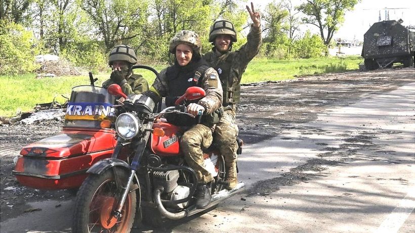 nycjim's tweet photo. Putin suffers another huge defeat as Russian troops are forced to  retreat from Kharkiv.
*Mayor: "There were no Russian troops inside the city of Kharkiv. Russian tanks and armoured fighting vehicles were eliminated by Ukrainian fighters.”
https://t.co/eNrFM101PJ https://t.co/0FL0KdDb9z