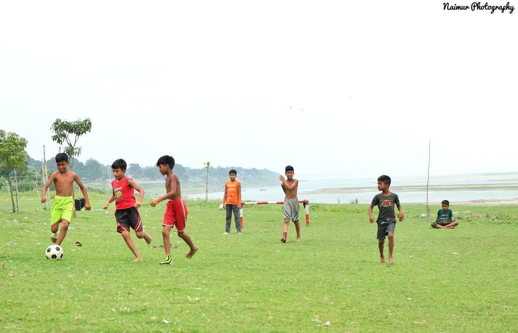 CrypticNaimur's tweet photo. দুরন্ত শৈশব..!

#childhood #sport #football #river #riverbank #nature

@Cristiano ♥ https://t.co/dCTQkwGZJN
