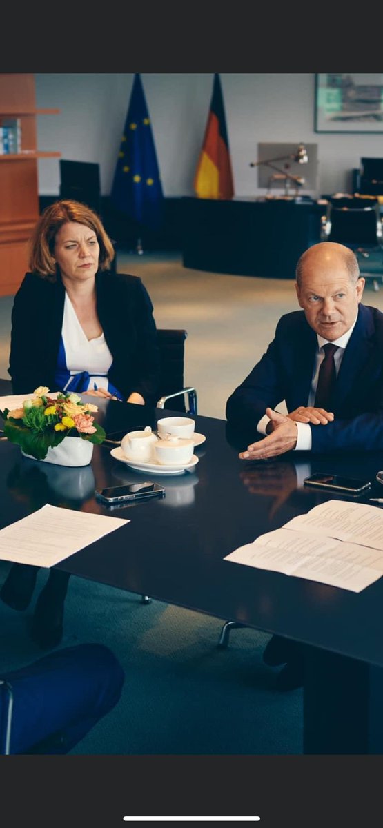 Kleine Beobachtung am Rande: Bei Interviews mit Merkel im Kanzleramt schenkte sie immer mit großer Geste Kaffee ein. Was alle Journalisten vermerkten.
Bei Scholz standen auch Getränke auf dem Tisch. Er schenkte nichts ein, bot nichts an, forderte nicht auf.
Trank selbst nichts.