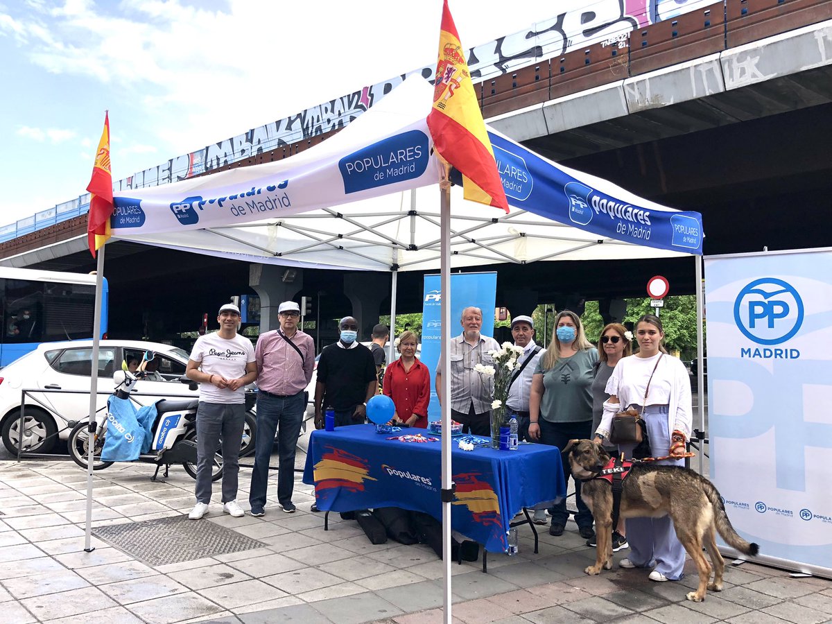 PPteVallecas's tweet photo. ☀️ Está mañana hemos visitado a los vecinos de #PeñaPrieta #PuenteDeVallecas 
Continuamos con nuestra campaña barrio a barrio #APPieDeCalle 

Gracias a todos los vecinos que se han acercado a nuestra carpa 

‼️Feliz San Isidro‼️ 
‼️Viva Madrid‼️ 🇪🇸 https://t.co/eXUEhnJjgy