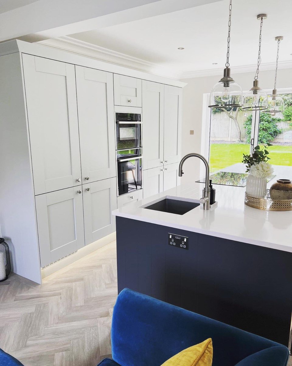 UltimateKBB's tweet photo. Part 2 of this stunning room. It’s too beautiful to not show all the photos. 😍🤩 #thecameralovesit #livingkitchens #makingroomscometolife #kitchengoals2022 #islands https://t.co/ZXLB6FVx8T