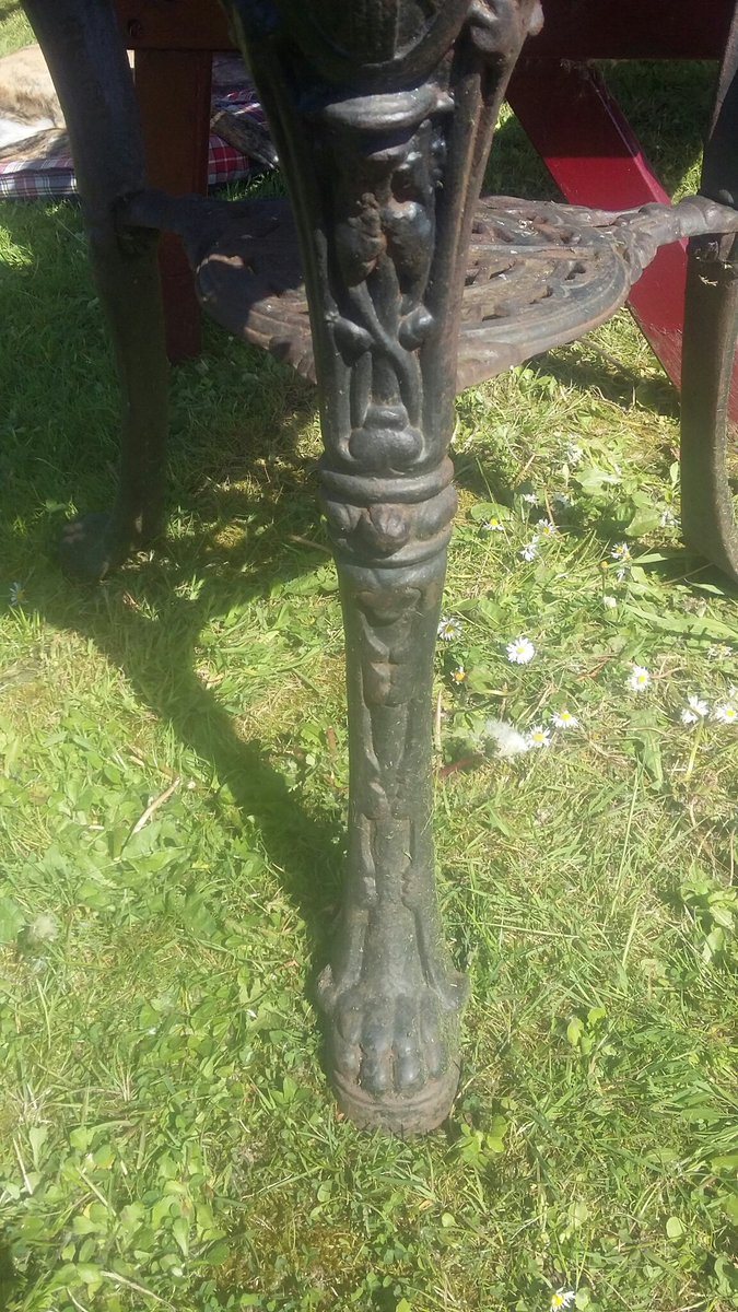 TheLengthsman's tweet photo. Look what I just got given to restore !
#Pubtable
#Castiron
#Britannia https://t.co/9YRpEp93Jp