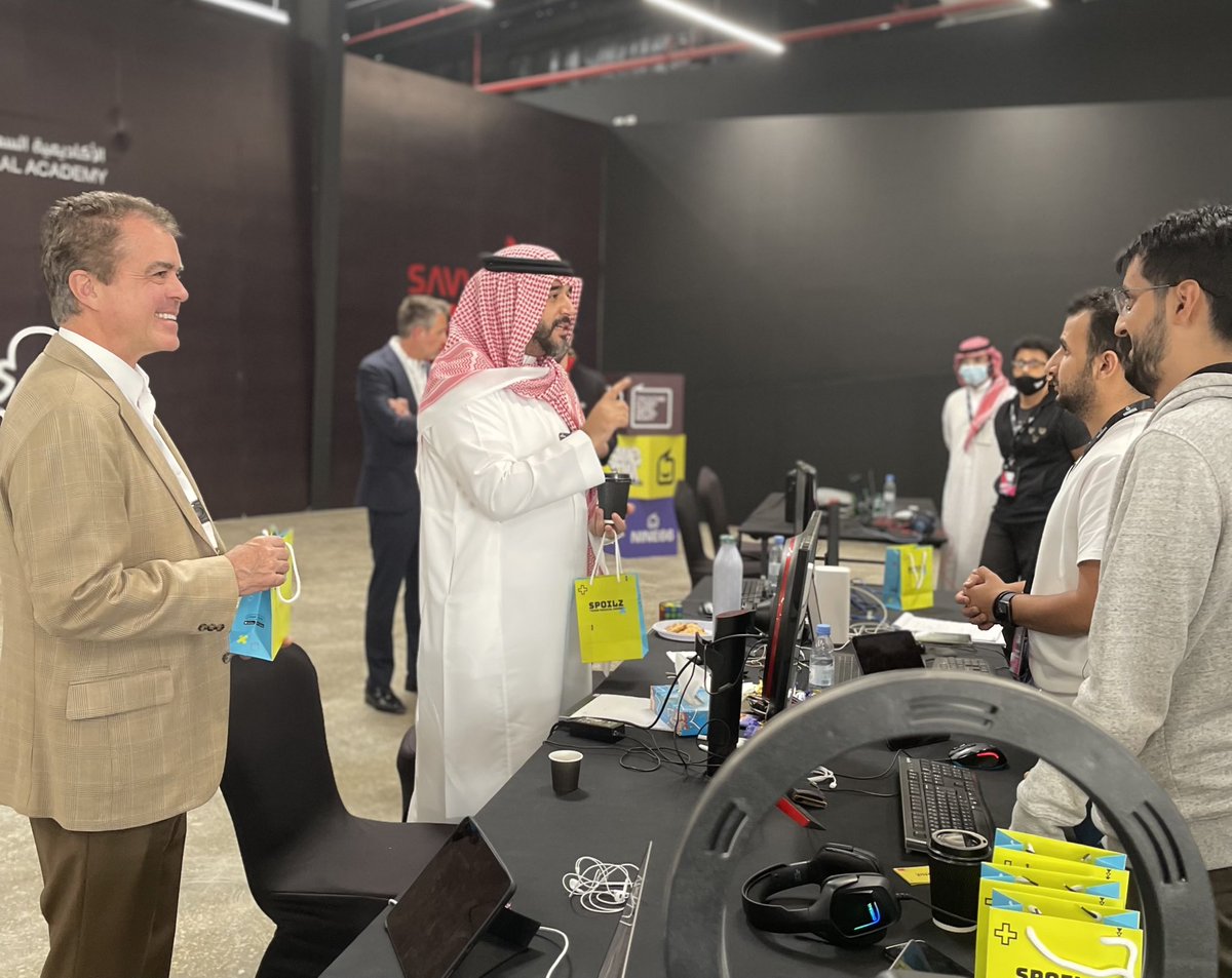 spoilzgames's tweet photo. زارنا الأمير فيصل بن بندر بن سلطان رئيس الاتحاد السعودي للرياضات الإلكترونية @saudi_esports في #GJFastArt محطة سبويلز 🎮👨‍💻 https://t.co/2bY6feWL5Q