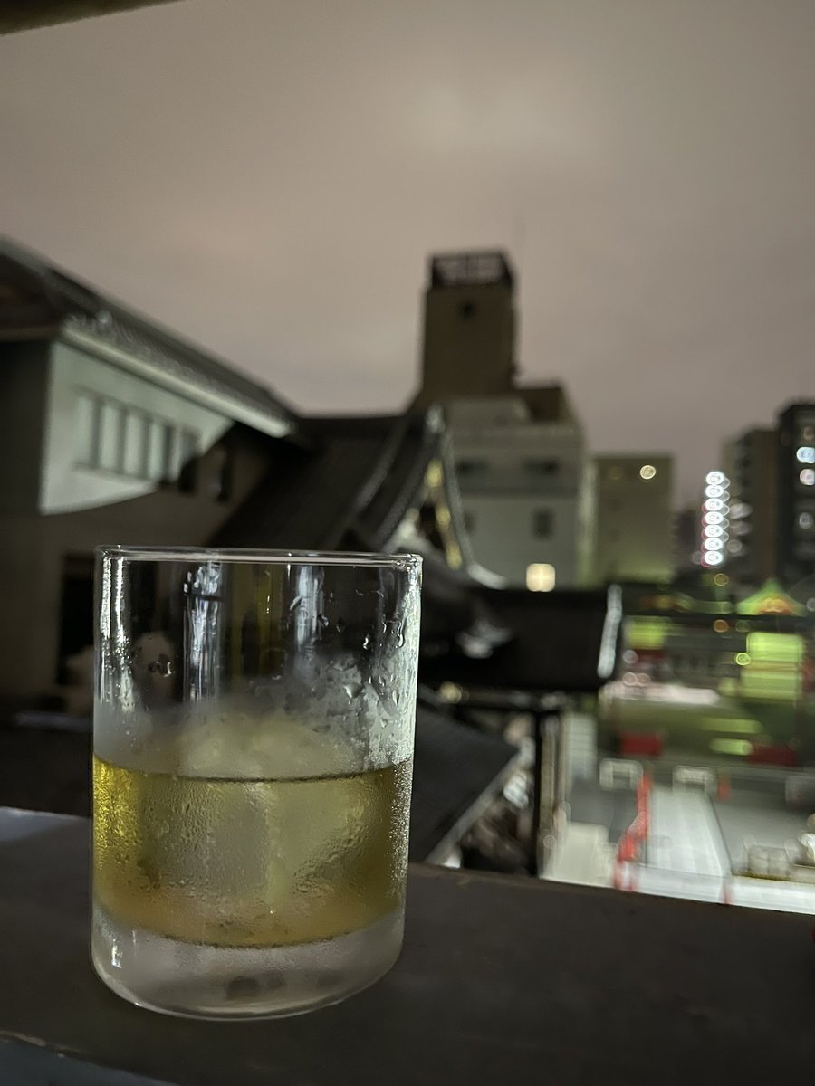 poppinmzh's tweet photo. 久々に飲み行った
3件ハシゴして、涼しいので最後は家のベランダでスコッチを
毎日朝まで仕事で忙しいけど、少しずつでも人間らしい生活に近づけるように、、！ https://t.co/Cci9anLFlw