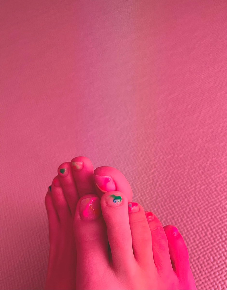 WeverseBLACKPNK's tweet photo. 🐰🌏⭐️💭 [220514 — 11:07PM]

🐰: suddenly, I’m bragging about my feet... 🦶🏻💅🏻
I did a new pedicure today and I wanted to post it as I was excited
I decided to show it to BLINKs only as it’s too footy keke😂
What is everyone doing during the weekend? Are all of you resting? 🐰🐰 https://t.co/N39opoZwN9