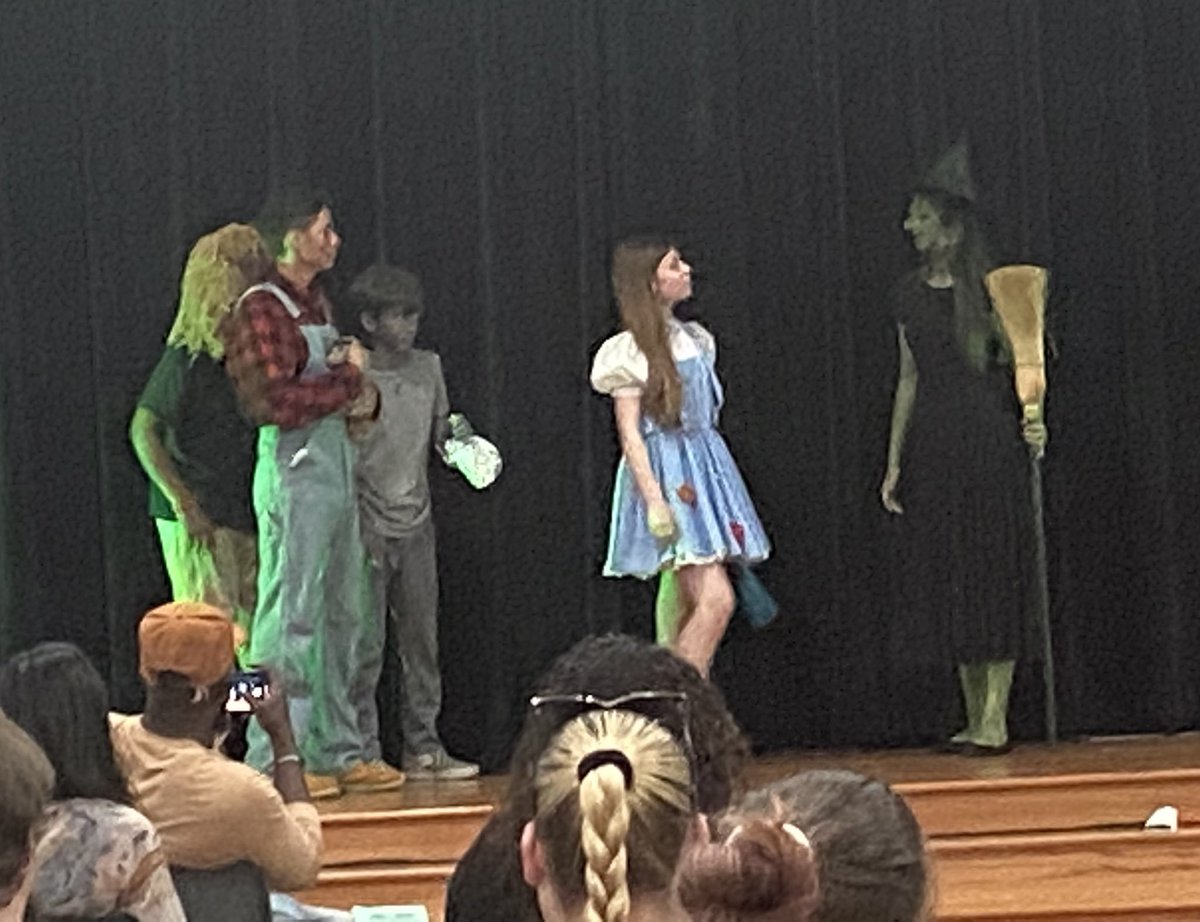 ManvelJH's tweet photo. Awesome performance from Arrowhead Theater student production of OZ!!! https://t.co/yRwcuBPrkm