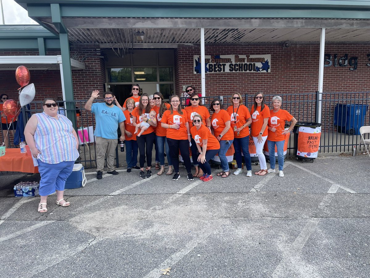 DCSDSuper's tweet photo. North Hartsville Elementary representing their random acts of kindness!  #DCSDRAKDAY https://t.co/dIQX9nrHgj