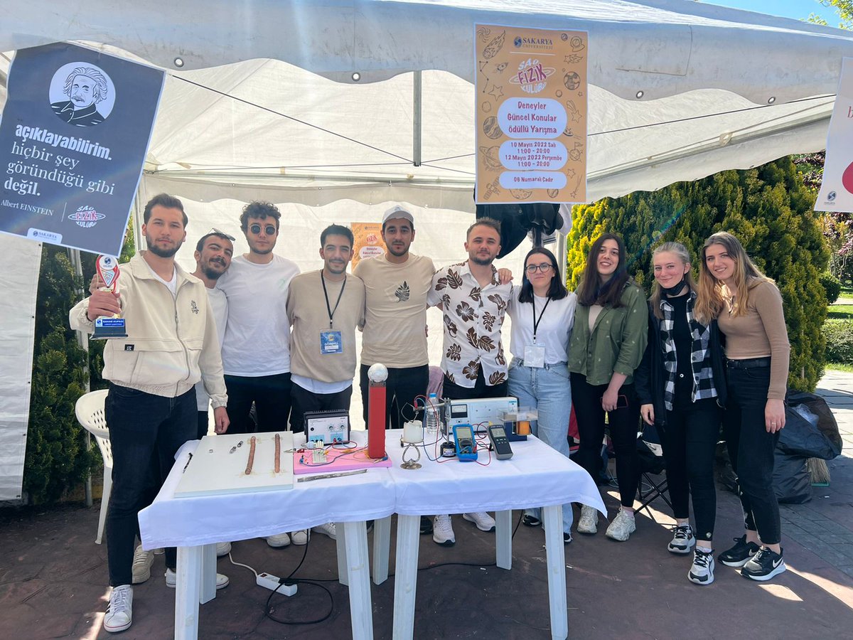 Saüfest'e bilim ve eğlence katan Fizik Topluluğu üyelerini ve Fizik bölümü öğrencilerimizi gönülden tebrik ediyoruz. @SakaryaFEF <a href="/sauogrenci/">SakaryaÜniversitesi</a> <a href="/FatihSavasan/">FatihSavasan</a> <a href="/BTTonguc/">Barış Tamer Tonguç</a> @sau_uni @saufest22 #SAÜFEST