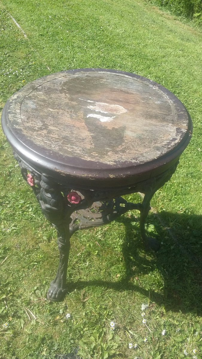 TheLengthsman's tweet photo. Look what I just got given to restore !
#Pubtable
#Castiron
#Britannia https://t.co/9YRpEp93Jp