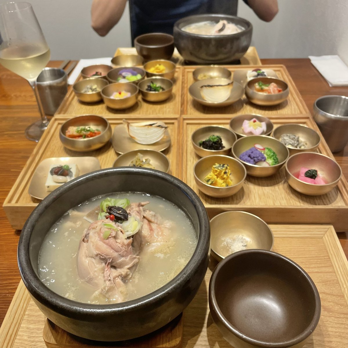 t_c_monster's tweet image. オシャレすぎて脳が混乱する韓国料理を
仲良し同期と食べてきたである。
#HASUO #広尾