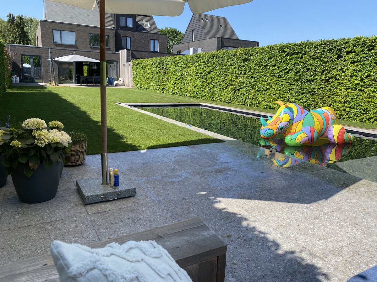bartveebee's tweet image. Eindelijk terug een tuin die rust uitstraalt in plaats van werk… @LeisurePoolsbe #completemakeover #DIY #hardworkpaysoff