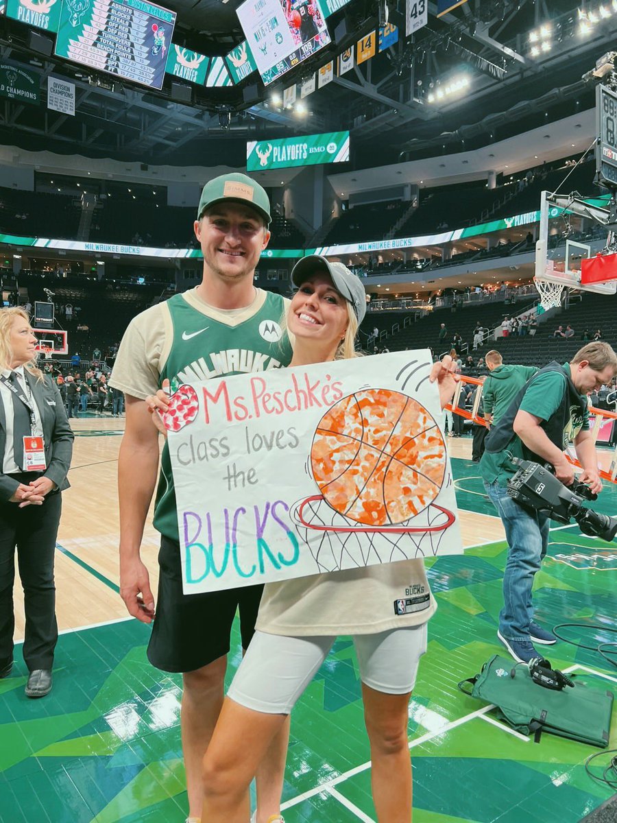 MeganPeschke's tweet photo. Ms.Peschke’s class loves the @packers and the @Bucks 🏀🏈♥️ https://t.co/DOd4xLP2Tc