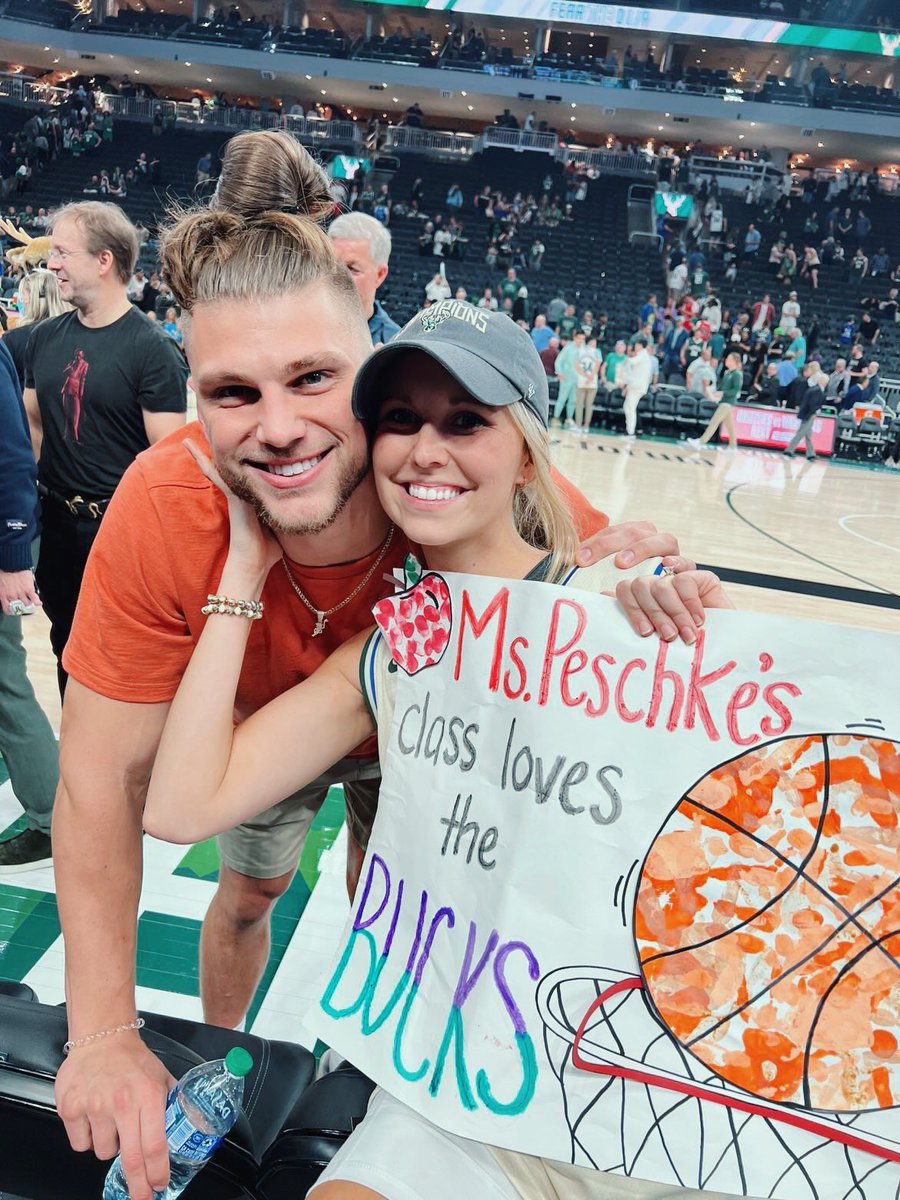 MeganPeschke's tweet photo. Ms.Peschke’s class loves the @packers and the @Bucks 🏀🏈♥️ https://t.co/DOd4xLP2Tc
