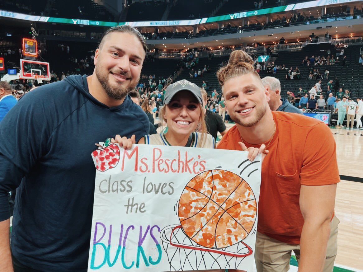 MeganPeschke's tweet photo. Ms.Peschke’s class loves the @packers and the @Bucks 🏀🏈♥️ https://t.co/DOd4xLP2Tc