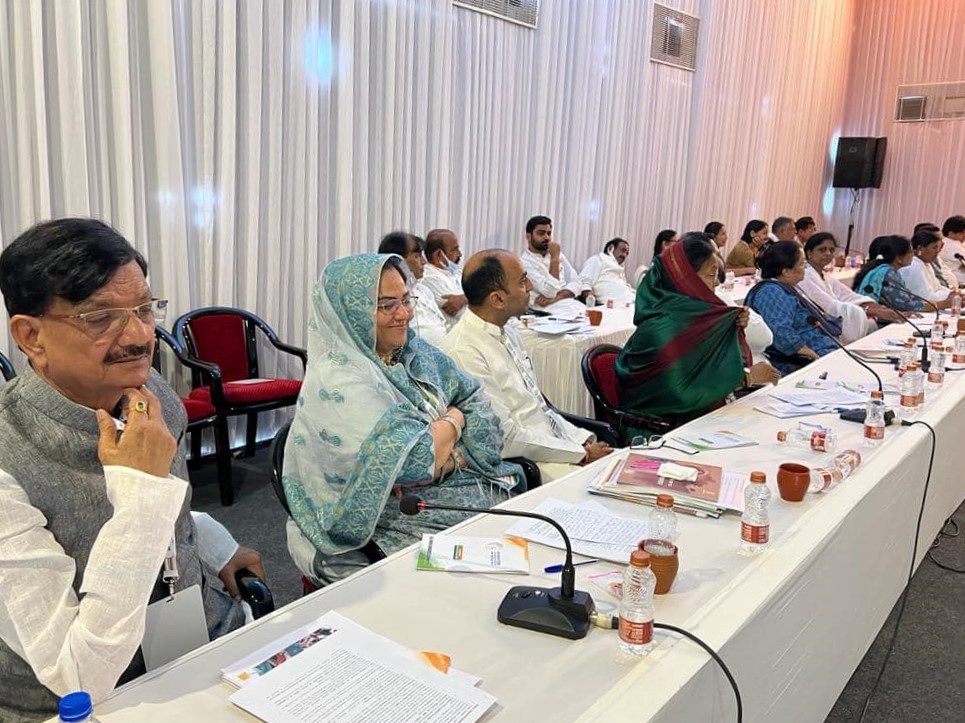 PratimaSinghINC's tweet photo. दिनांक 14/05/22 को राजस्थान के उदयपुर में आयोजित 3 दिवसीय नव संकल्प शिविर के दूसरे दिन अखिल भारतीय कांग्रेस कमेटी की अध्यक्ष श्रीमती सोनिया गांधी जी के नेतृत्व में सामाजिक न्याय और सशक्तीकरण समिति की चर्चा मे सभी वरिष्ठ नेतागणों के साथ प्रतिभाग किया। @INCIndia #NavSankalpShivir https://t.co/RtjCpL9erd