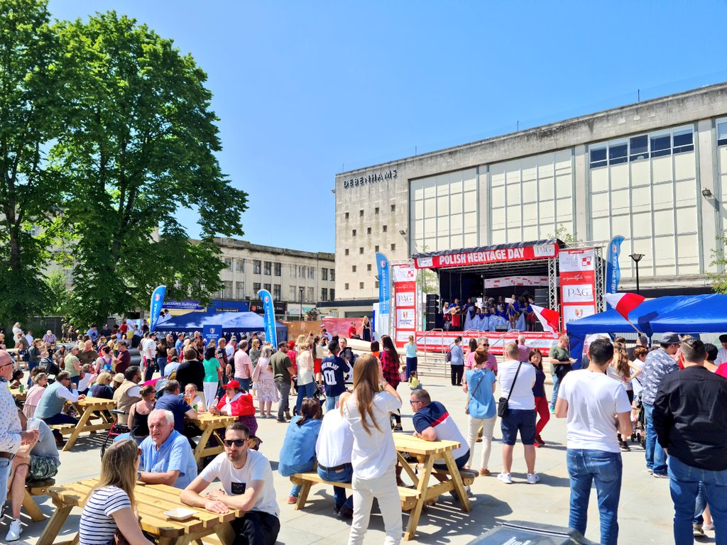 robellis82's tweet photo. #PolishHeritageDay #Gloucester Music, food, sun, fountains...superb! https://t.co/2HYjbePWmu