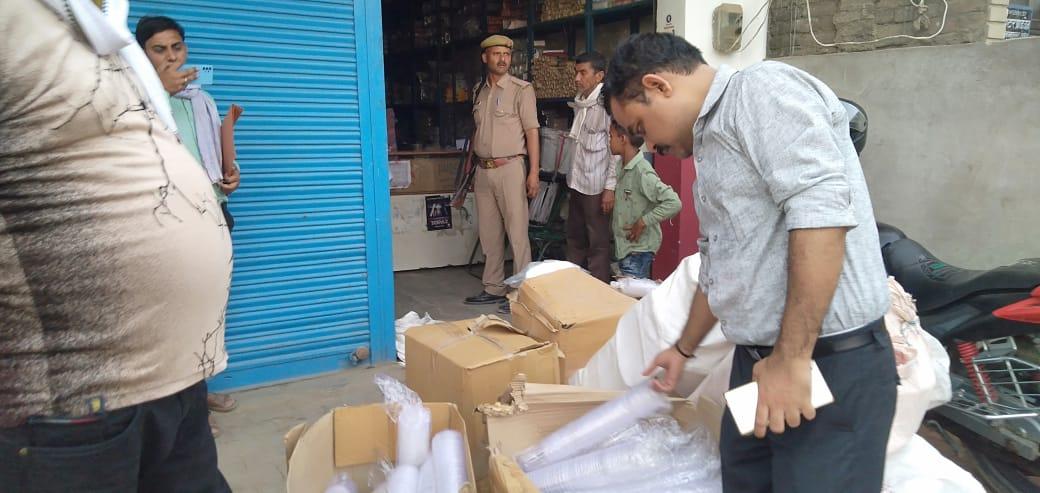 प्रतिबंधित पोलीथीन के खिलाफ  अभियान  एवं  जागरुकता।  Ghatampur कस्बा। ।।।6 दुकानदारों  पर 30000  का जुर्माना लगाया  गया। कृपया पोलीथीन  को नहीं  कहिए। ।।।