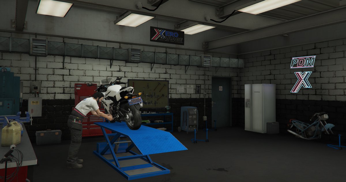 SA_PDM's tweet photo. Nouvelle installation d'un pont de levage chez PDM Motorcycle! https://t.co/RvmFficQiR