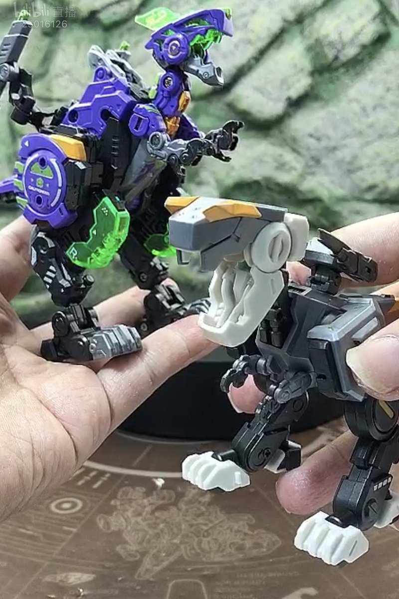 foxracingfive's tweet photo. World premier of AcidGhost (aka HellDiver 2.0) and Lithiumon! @52Toys @52TOYSJP @s250_MKII #52toys #beastbox #desktoys #ビーストボックス #acidghost #lithiumon #helldiver https://t.co/c8LhIHRrOq