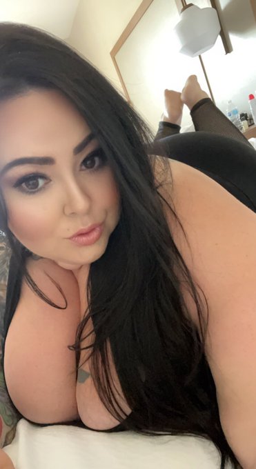 Getting my day started in Toronto!! #vibe #yyz #biggirlcrush #plussizeproud https://t.co/K2pUX3toRu<a href="/tag/vibe"class="tags">#vibe</a><a href="/tag/yyz"class="tags">#yyz</a><a href="/tag/biggirlcrush"class="tags"><span>#biggirlcrush</span></a><a href="/tag/plussizeproud"class="tags"><span>#plussizeproud</span></a>