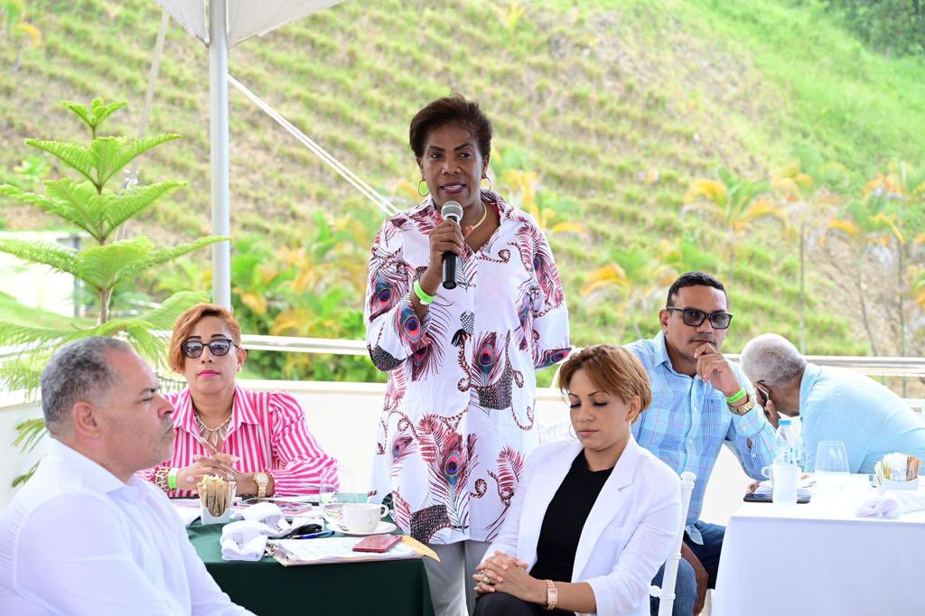LeonelFernandez's tweet photo. Gracias a empresarios y comerciantes de la hermosa provincia Samaná. En este lugar paradisíaco, pronosticamos que el 16 de agosto de 2024, la #FuerzaDelPueblo subirá las escalinatas del #PalacioNacional con el respaldo del #SectorExterno, del pueblo dominicano y el favor de Dios. https://t.co/eNqtVpVvug