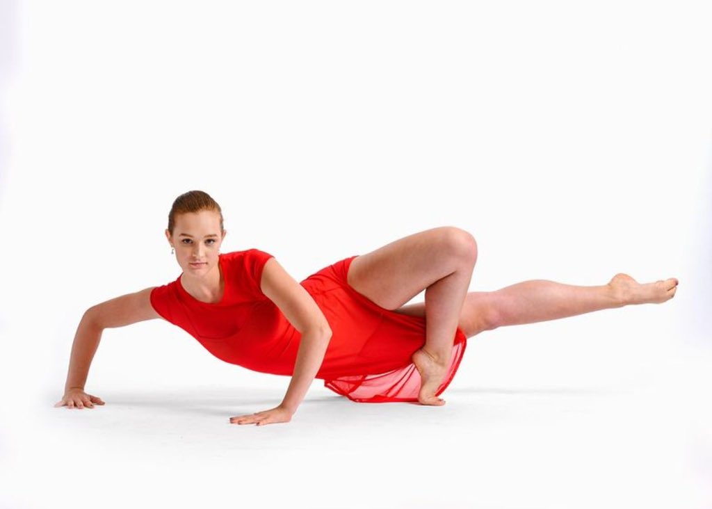 HurstDanceDept's tweet photo. Senior 🔦: Grace Sinke joining Suttle Dance in Detriot and pursuing more choreographic opportunities, her passion, as Grace had 2 pieces. “Pomp and sunscreen” was about the brain developments, especially around graduation and “Beautiful Life” about living w/ chronic illness. https://t.co/PFNZhfdFOA