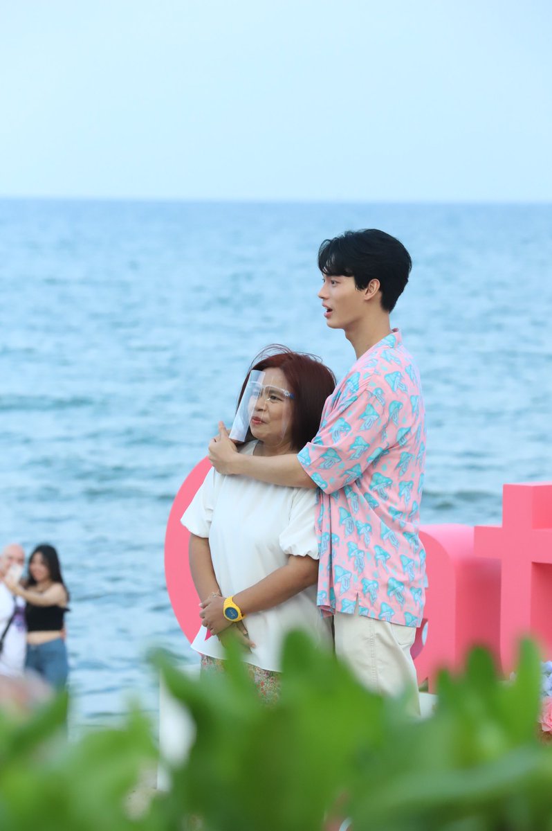 boommy17's tweet photo. พาลูกมาเที่ยวหัวหินค่ะ แกหิวแกเลยรัดคออิฉัน 5555 photo by @Appleyammy https://t.co/WPlh8wbh2s
