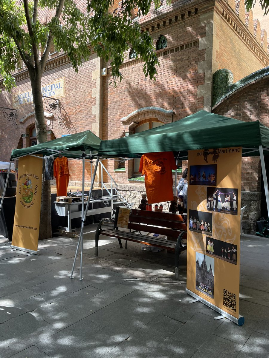 lourdesg2a's tweet photo. Festes de #Primavera al #ClotCampArpa!!!….mati de mostres i activitats al carrer.
#Rogent #Entitats #Comerç #Barri https://t.co/zdEgmVYSx1