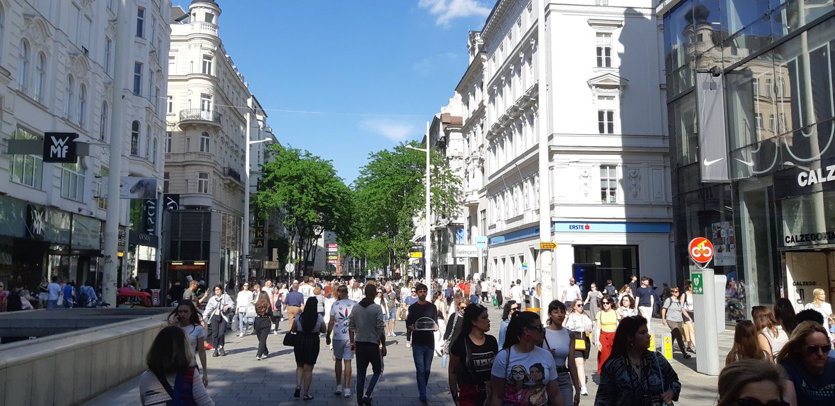 Schlimm wie ausgestorben die Mariahilferstrasse ist, seit die Autos weg sind. KundInnen weg, alle Geschäfte tot. Hätte man doch auf die Wirtschaftskammer gehört....