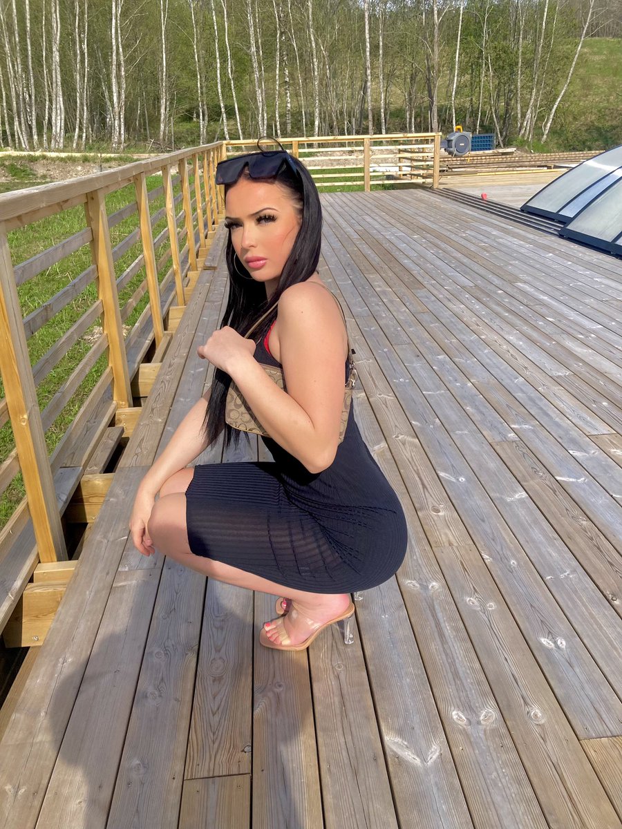 QueenFrejaa's tweet photo. Vilken gris vill betala gudinnans middag ikväll? 💵💵 #dominatrix #FinDominatrix #Findomsweden #money #moneyslave #paypig #DominantWoman https://t.co/S3OJhlRueU