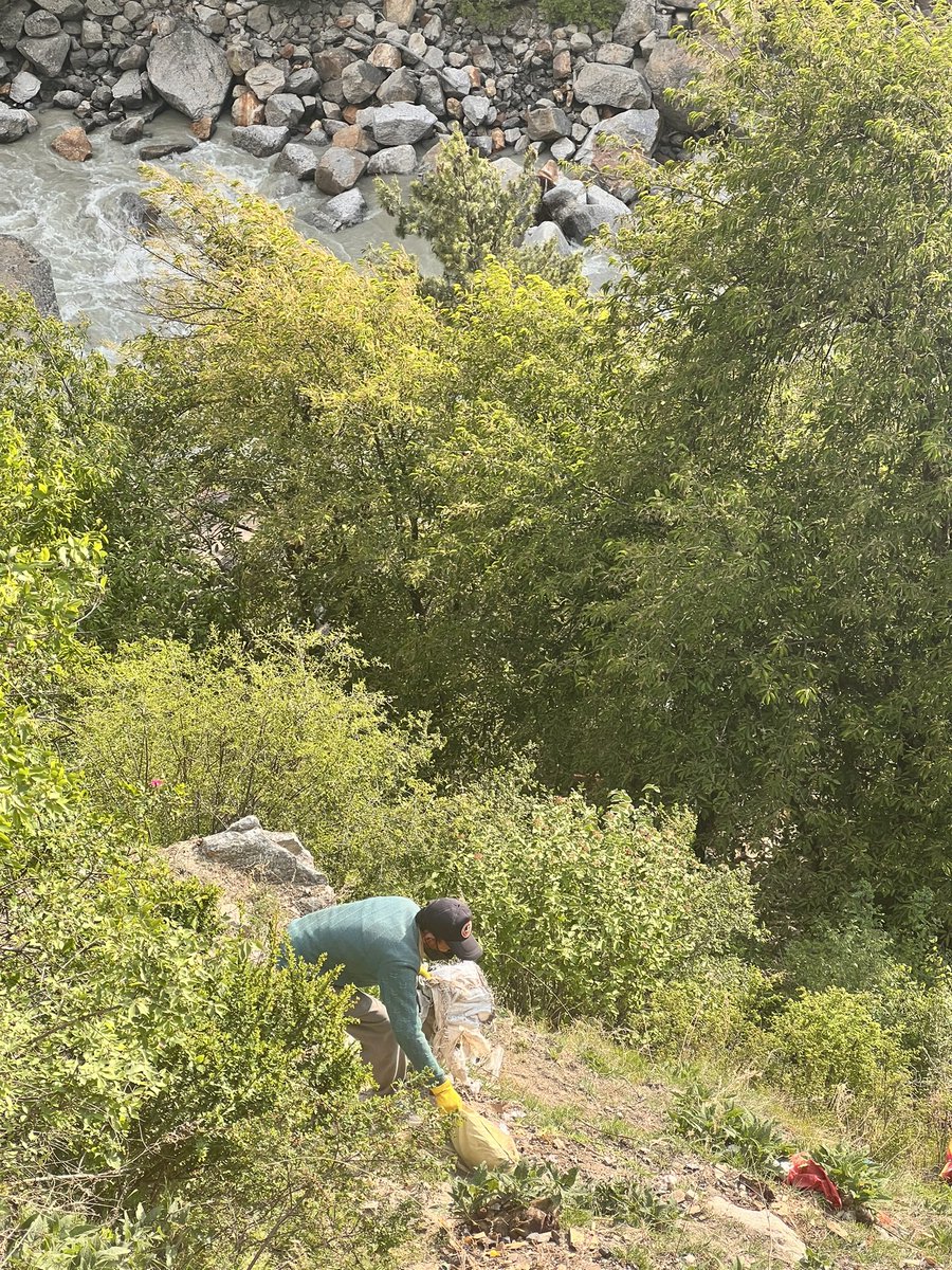 पंचायत प्रधान/प्रतिनिधि का सहयोग जब बिना शर्त मिलें तो समस्यायें इतनी आसानी से हल हो जाती हैं 

मिलिये रकछम गाँव क़े प्रधान सुशील कुमार जी से इनकी निष्ठा की जितनी तारीफ़ की जायें उतनी कम हैं 

Celebration 🎉 

#healinghimalayas