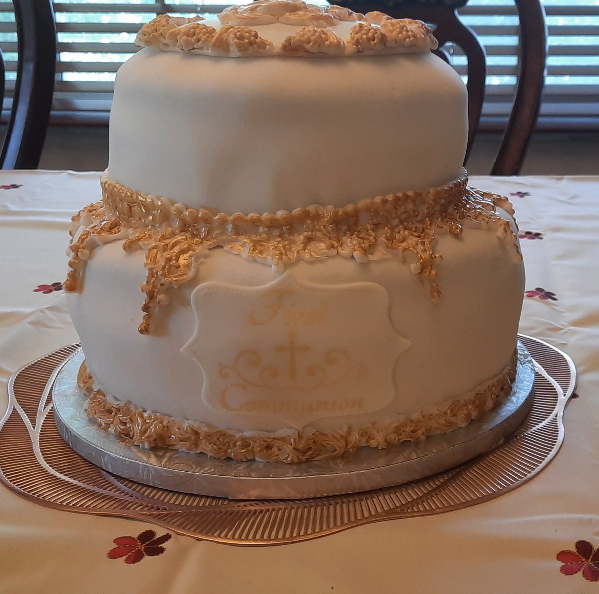 👩‍🍳 It's been a while since I shared a baking post! Today is my youngest's First Communion. Bottom tier is vanilla with vanilla custard filling and top tier us chocolate with chocolate custard filling, at the request of my daughter.