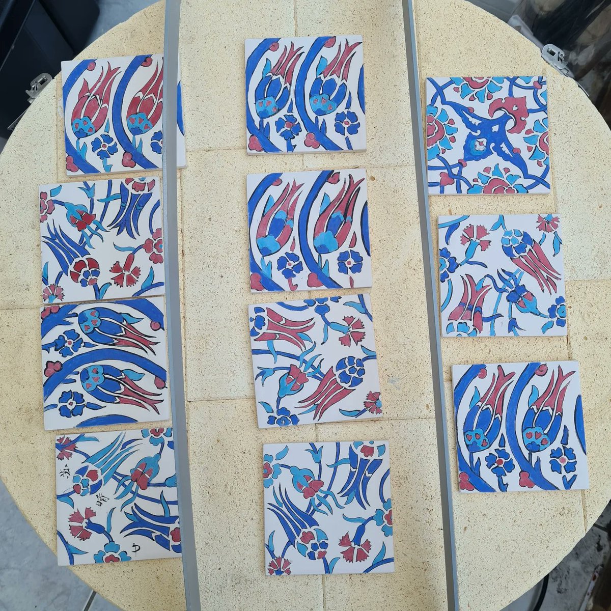 NagihanSeymour's tweet photo. We had a great Iznik Tile Painting workshop yesterday @yeelondra as part of @Londoncraftweek Tiles are going in kiln today for the last glaze firing. Stay tuned for the next workshops if you would like to join one of them 🤗 #izniktiles #ceramiccourse #iznikçini #tilepainting https://t.co/T4a9jqGEd5