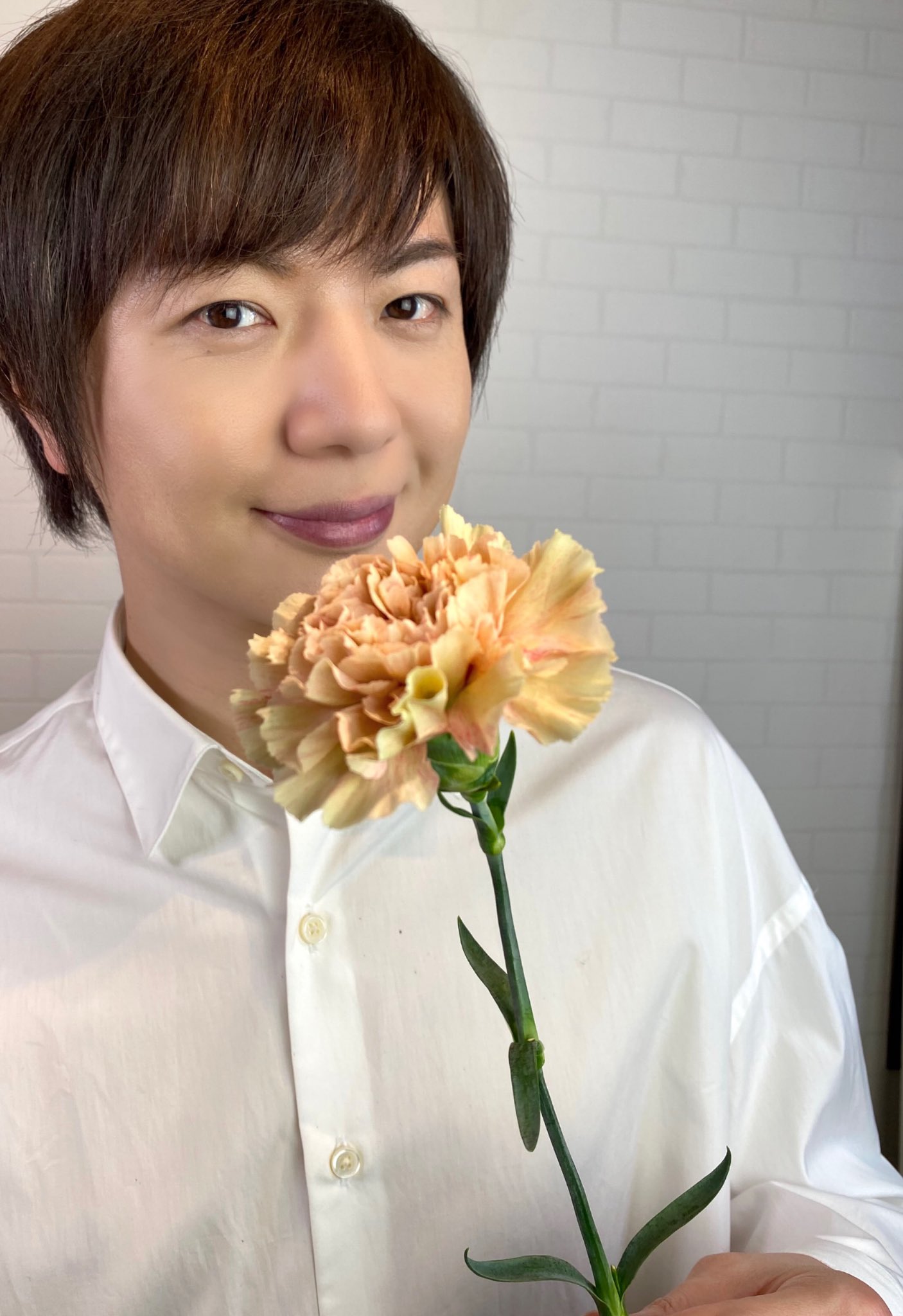 竹島宏スタッフ 公式 カーネーション 花言葉は 無垢で深い愛 ベージュっぽい色が優しい 久しぶりに訪れた青森 たくさんの笑顔に会えた日 そして日本中の皆さんに ありがとうの日 今日も１日お疲れ様でした ひろネット 花便り 花言葉 花