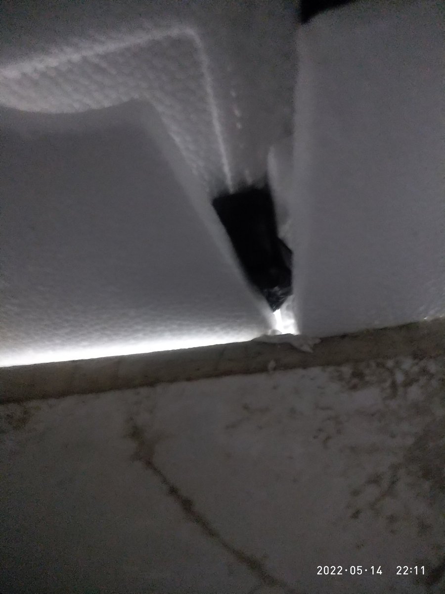 simon88012433's tweet photo. 万��的推友，你们说中间那里放个摄像头可以拍到里面吗？我把木条伸进去的时候发现下面是有东西顶着的，大概只能45°-60°左右斜下去，那个摄像头肯定是比这个洞大的，只能架外面，把摄像头想象成车载摄像头不要外壳的大小，跟手机摄像头差不多大小。 https://t.co/AbCgmAw5p3