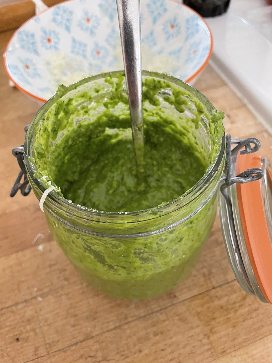 cfc0001's tweet image. #pestotime fertig - Frischer Knoblauch und Meersalz und und und