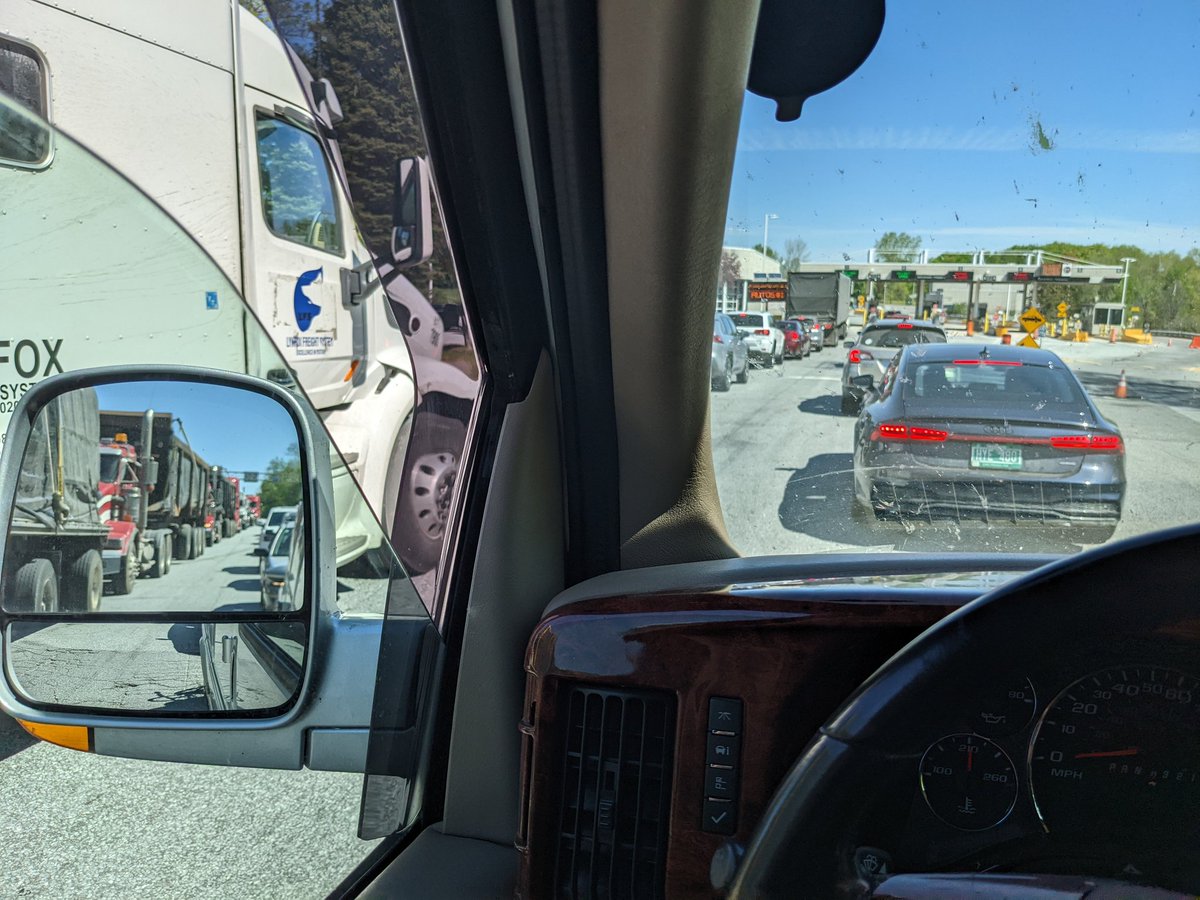 DavidMortimer6's tweet image. Wondering how much gas and diesel is being wasted by limited @CanadianImmig @CanadianBPB staffing on a busy Saturday morning?