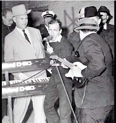 thevanburens's tweet photo. Van Burens playing #somerville #porchfest today 56 vernon st. 2ish-4pm
#somervilleporchfest #livemusic #nerdrock #hotband https://t.co/UwafaPGzQP