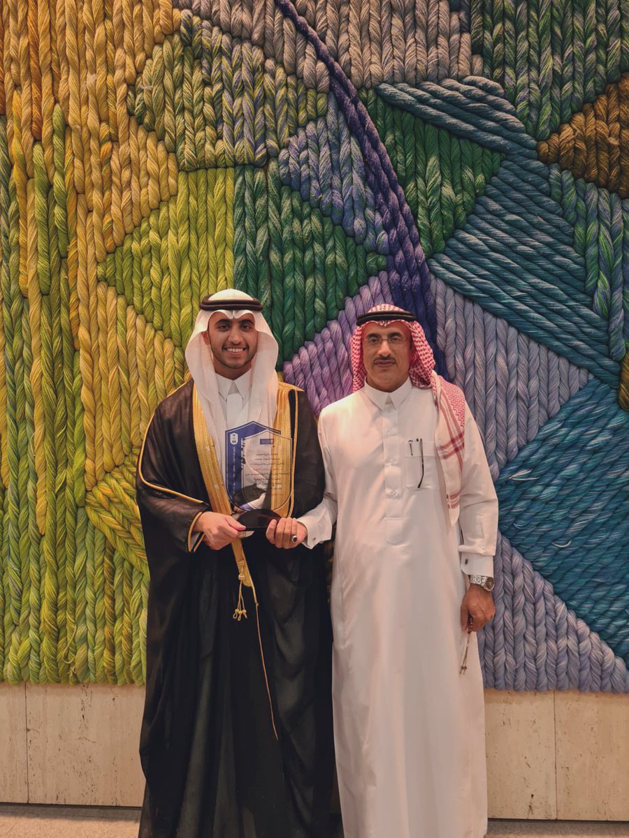 muh_alamri's tweet photo. الحمدُلله الذي ماخُتم جهد ولا تم سعي إلاّ بفضله ،الحمد لله على البلوغ، الحمدُلله على التمام والكمال، تخرجت من كلية الطب والجراحة بجامعة الملك سعود بمرتبة الشرف الثانية بتقدير ممتاز، اللهم انفعني بما علمتني، وزدني علمًا. 

 #حفل_كلية_الطب_الدفعة_٦٠ https://t.co/TfWzEPmATl