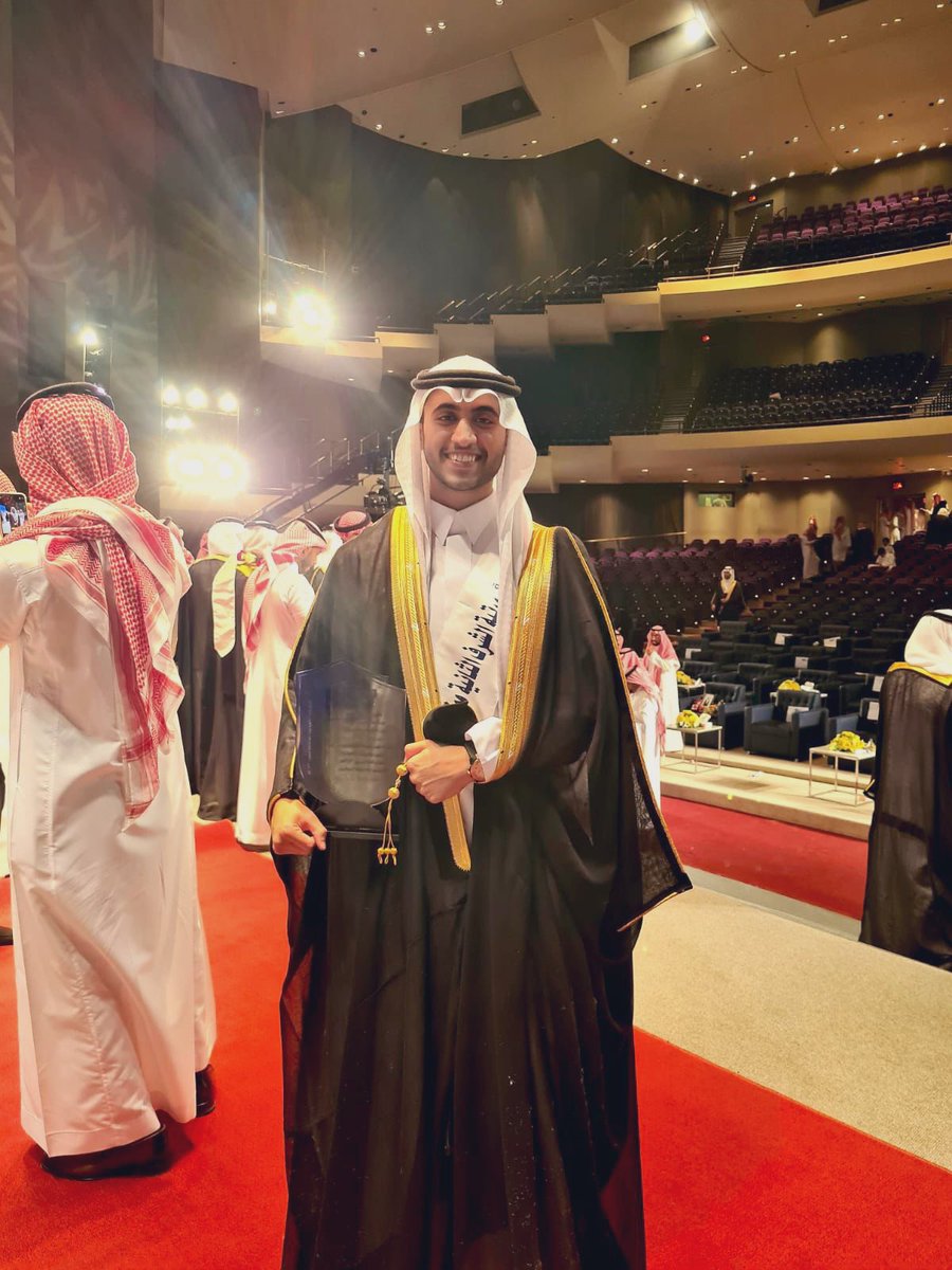 muh_alamri's tweet photo. الحمدُلله الذي ماخُتم جهد ولا تم سعي إلاّ بفضله ،الحمد لله على البلوغ، الحمدُلله على التمام والكمال، تخرجت من كلية الطب والجراحة بجامعة الملك سعود بمرتبة الشرف الثانية بتقدير ممتاز، اللهم انفعني بما علمتني، وزدني علمًا. 

 #حفل_كلية_الطب_الدفعة_٦٠ https://t.co/TfWzEPmATl