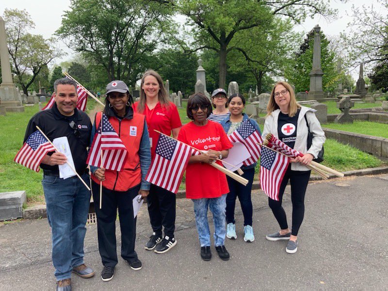 RedCrossPhilly's tweet photo. This morning, our Service to the Armed Forces #volunteers &amp; staff are placing flags on #veterans’ graves at @woodlandsphila in advance of #MemorialDay. #MilitaryAppreciationMonth https://t.co/7im99JbGrk