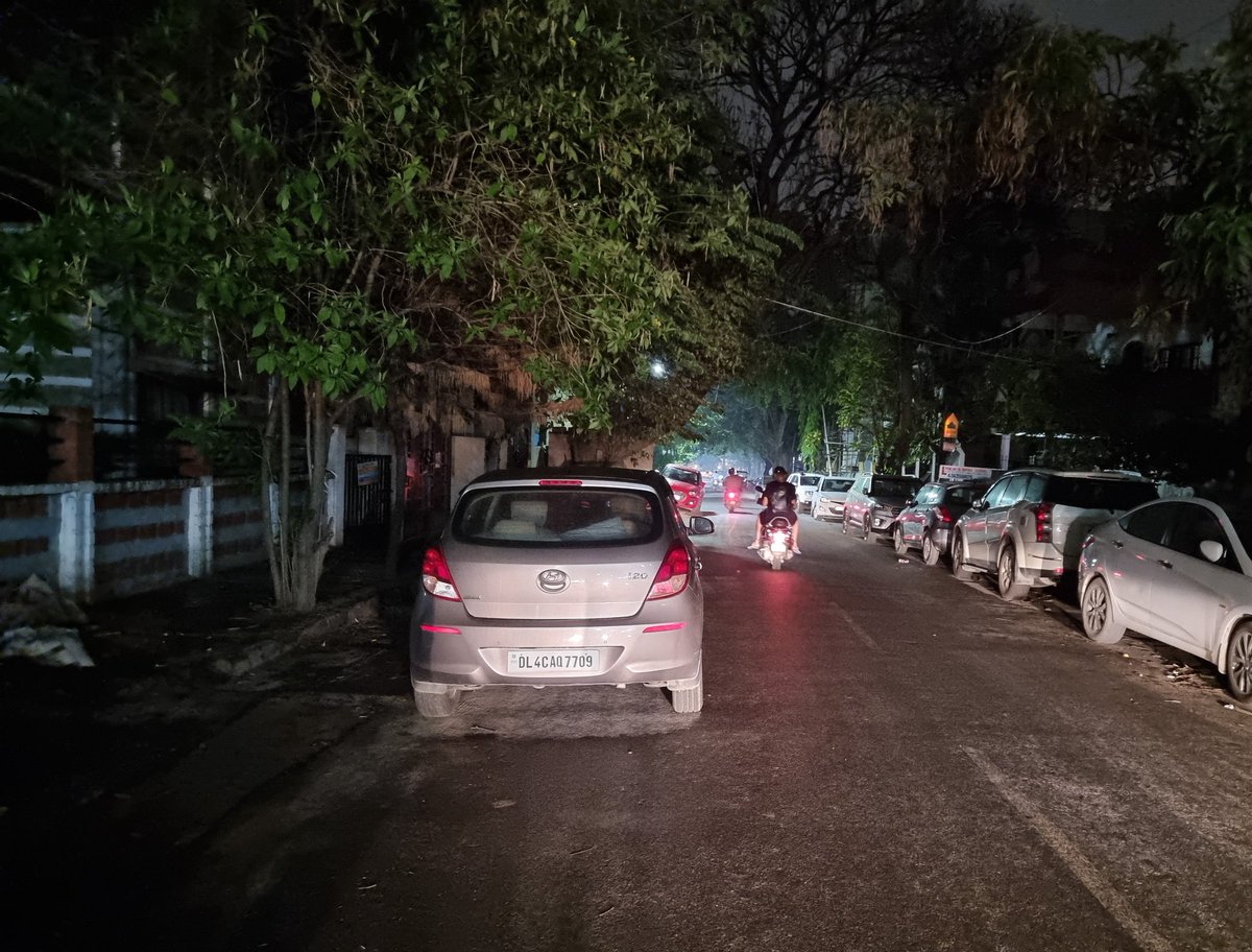 dkrishan's tweet photo. Car parked like this causi g lot of traffic.. @BlrCityPolice @blrcitytraffic, marriyappa Road, kalyan nagar https://t.co/1DEcuY4bYA