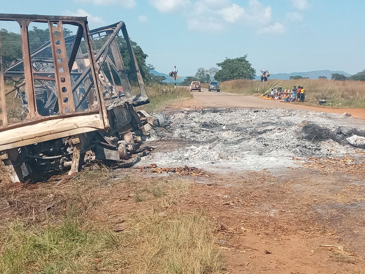 MaxTapatapa's tweet photo. Truck carrying tobacco burnt to ashes along Mvurwi road after it developed a mechanical fault yesterday. What a loss! 
@StarFMNews 
@capitalkfm https://t.co/vg4Sx1N2AI
