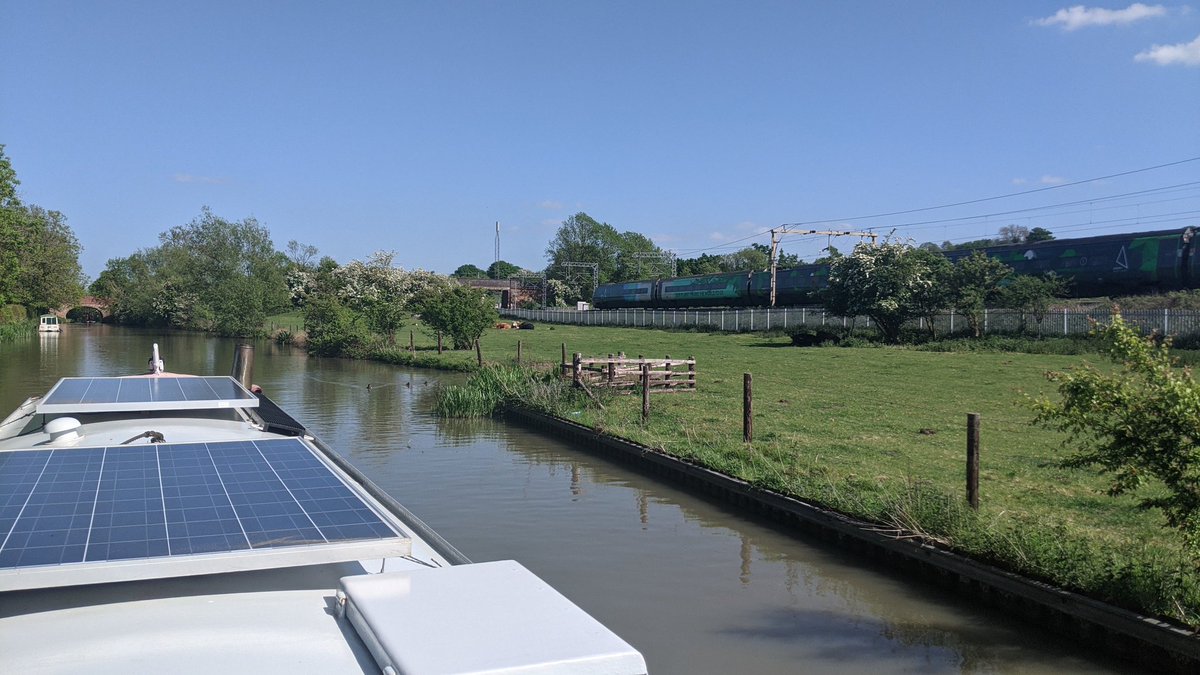 SashaNarrowboat's tweet photo. I'm finally on the move.
TRAIN!! #BoatsThatTweet https://t.co/xjAHCvwyJo