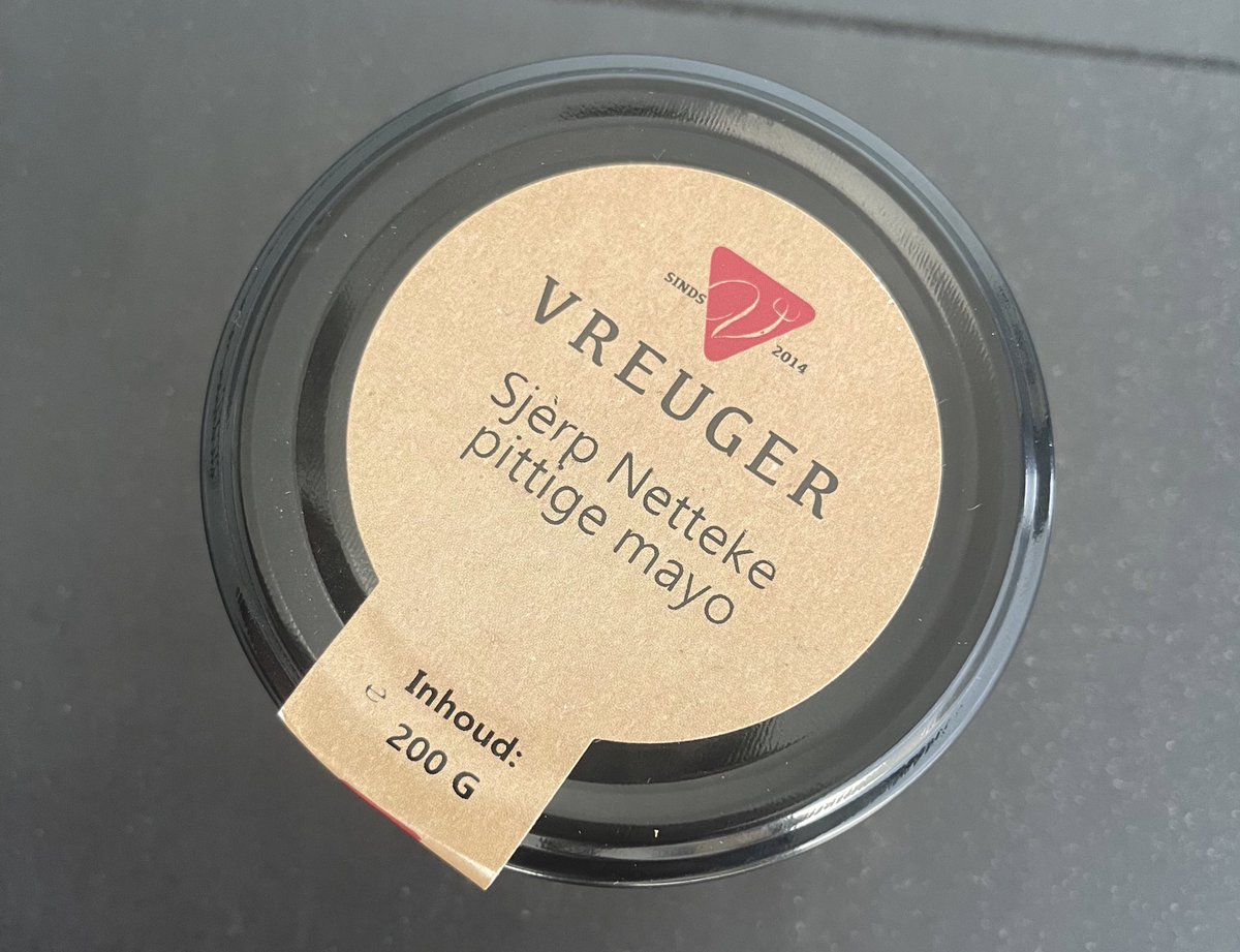 EigenwijzeTine's tweet photo. Ik kocht een Sjerp Netteke van vreuger 😂 #pittig #sjerp #mayo https://t.co/i5HTsBPTfd
